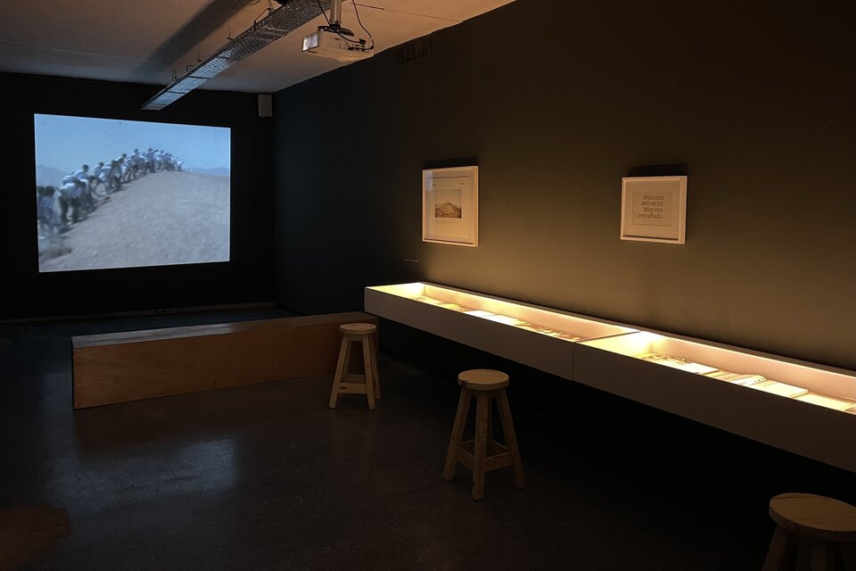 Sala donde se muestra el documental sobre aquella acción de 2002. Abajo: Pintura de Francis Alÿs donde se "peina" la duna.