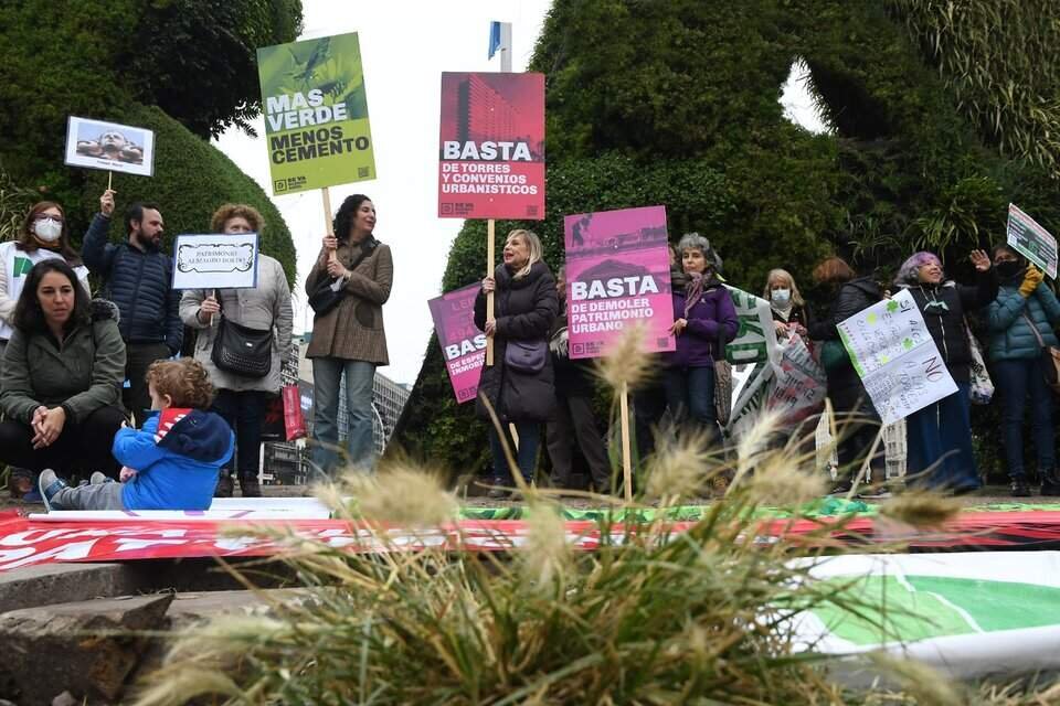 Una de las muchísimas protestas para que se construyan más espacios verdes en la ciudad