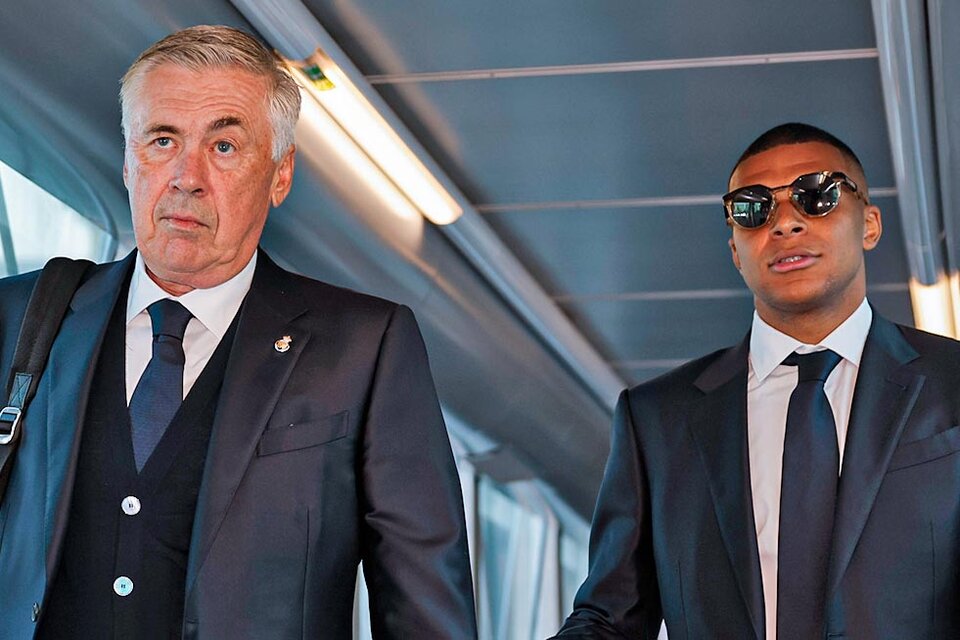 Ancelotti y Mbappé tirando facha antes de subirse al avión. (Fuente: Prensa Real Madrid)