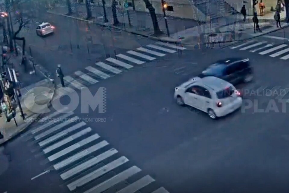 Las cámaras de seguridad captaron el momento del choque.