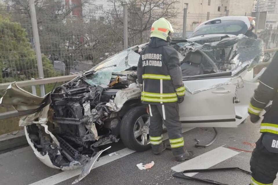 Choque brutal en autopista 25 de Mayo entre un auto y un camión. (Imagen: X/@emergenciasBA)