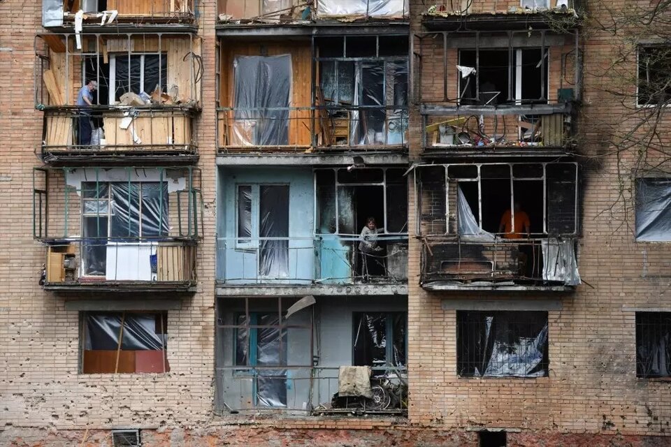 Edificio destrozado en Kursk, Rusia (Fuente: Xinhua)