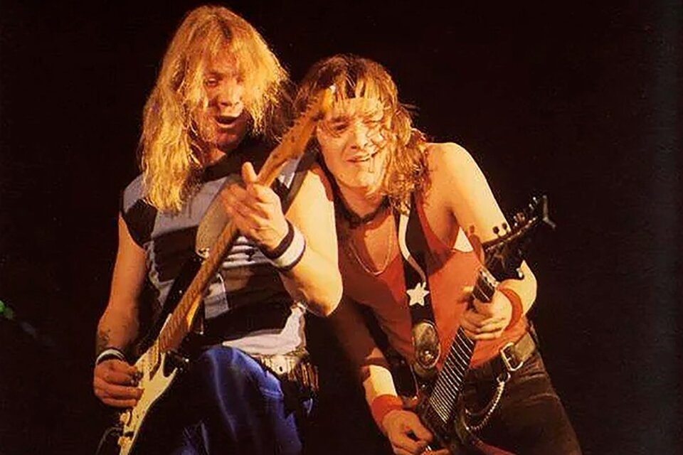 Los guitarristas Dave Murray y Adrian Smith en escena, en la gira de 1984.