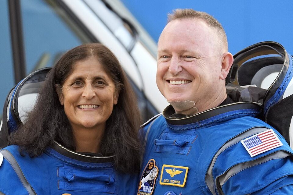 Los astronautas Sunita "Suni" Williams y Barry "Butch" Wilmore salieron hace más de 3 meses desde una estación de la NASA. Imagen: NASA.