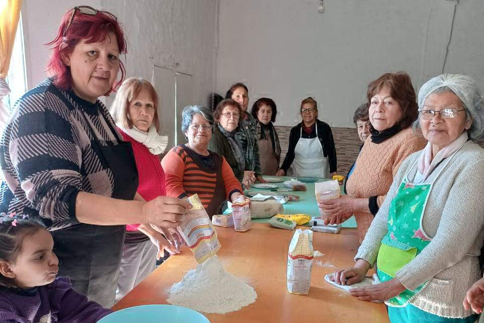 Los jubilados resisten, como pueden, las esquirlas de la motosierra social. (Fuente: Archivo)