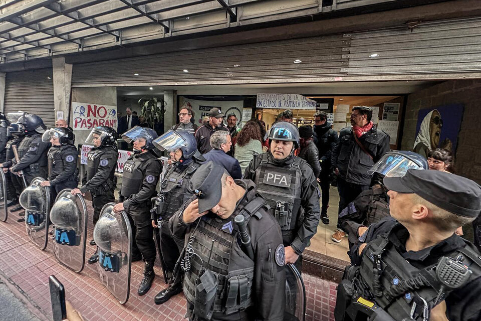 Policía Federal impidiendo el Ingreso a la Universidad Nacional de las Madres (Fuente: Enrique García Medina)