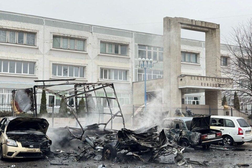 Autos dañados por los bombardeos de Ucrania en Bélgorod, Rusia. (Fuente: AFP)