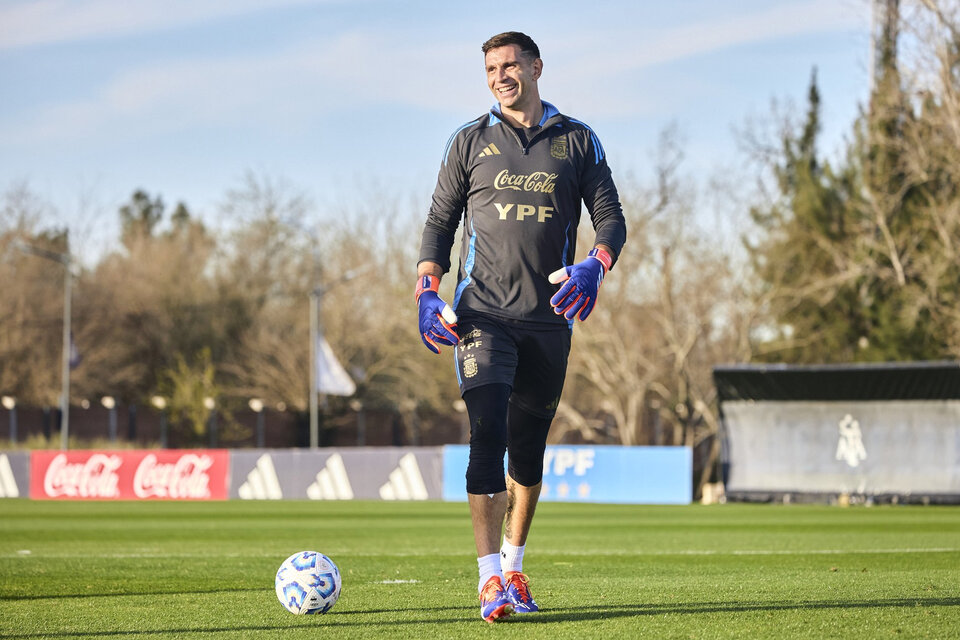 Dibu Martínez, el gran arquero argentino, uno de los posibles capitanes ante la ausencia de Messi.