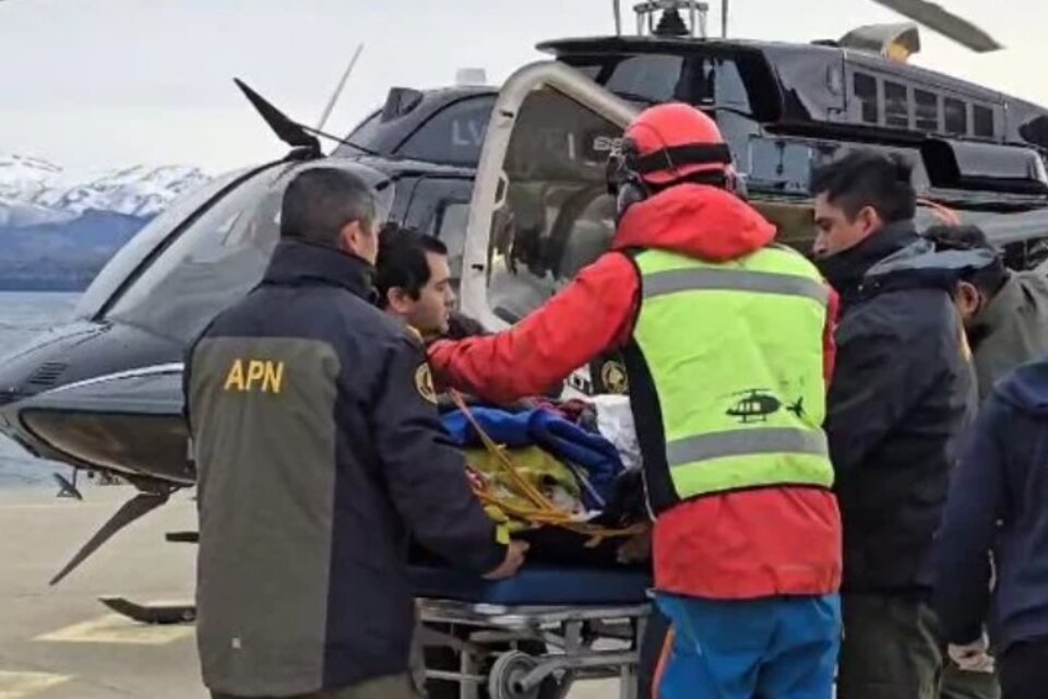 El rescate de uno de los esquiadores atrapados por la avalancha en el Cerro López, Bariloche (Fuente: NA)