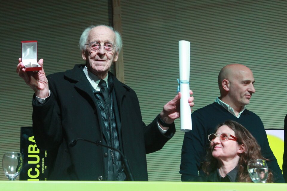 Antín, meses atrás, cuando recibió el honoris causa de la UBA. Martel lo observa con admiración