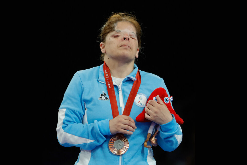 Paula Gómez luce su medalla de bronce. (Fuente: AFP)