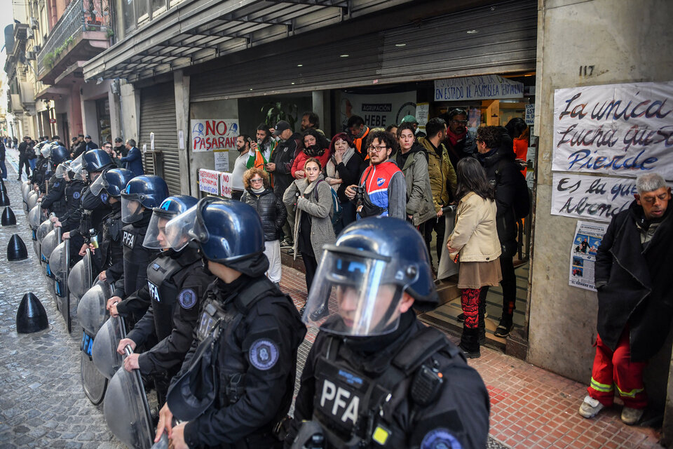 La Policía Federal impidió el ingreso de estudiantes y trabajadores a la universidad. (Fuente: Enrique García Medina)