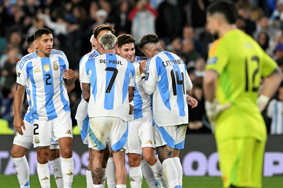 Julián Álvarez sonríe y festeja con el equipo (Fuente: AFP)