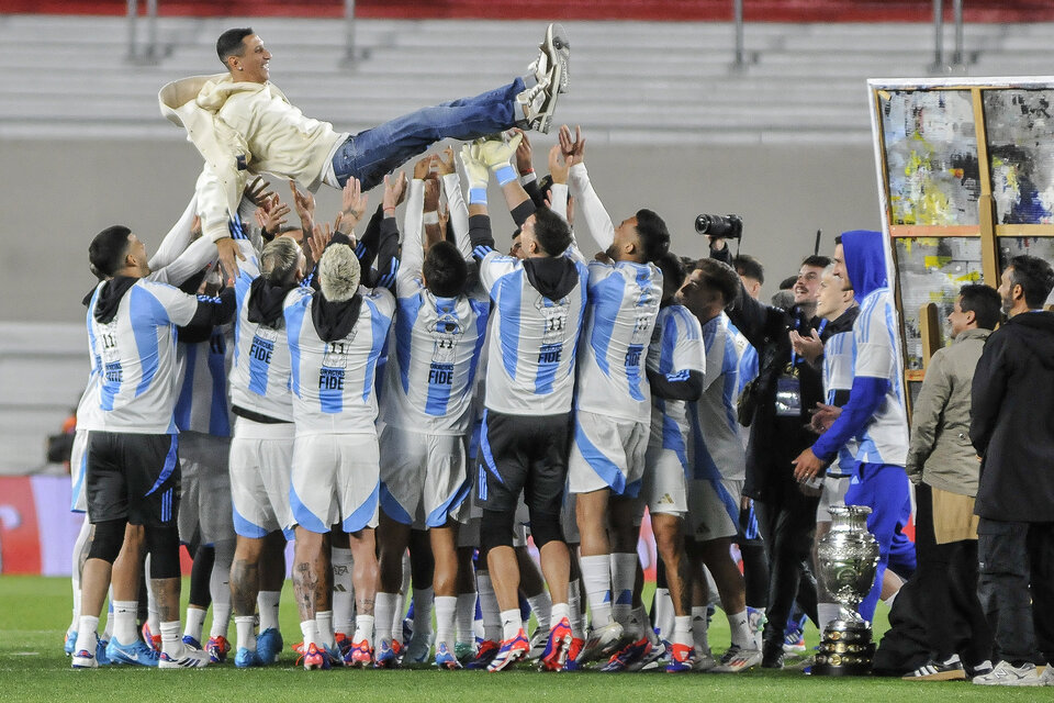 Di María vuela por los aires, revoleado por sus excompañeros. (Fuente: Julio Martín Mancini)