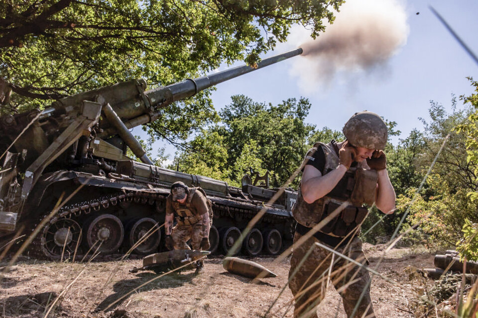 Militares ucranianos disparan contra posiciones rusas. (Fuente: AFP)