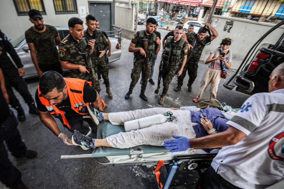 Paramédicos llevan alcudadano estadounidense baleado a un hospital de Nablus. (Fuente: AFP)