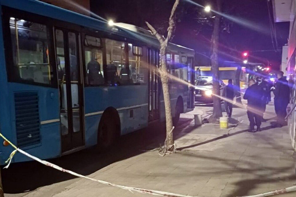 El colectuvo fue baleado el jueves a la noche en el barrio Municipal. 