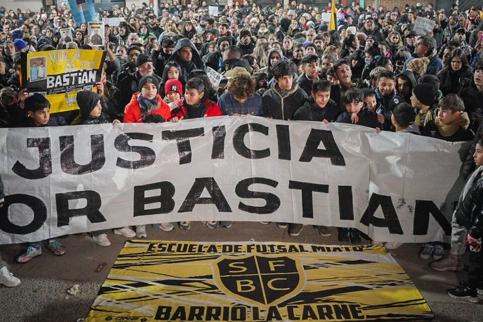 Familiares y amigos de Bastián piden justicia.  (Fuente: Imagen web)