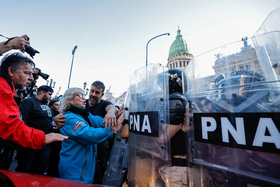 Jubilados reprimidos, una postal del Gobierno libertario.  (Fuente: EFE)