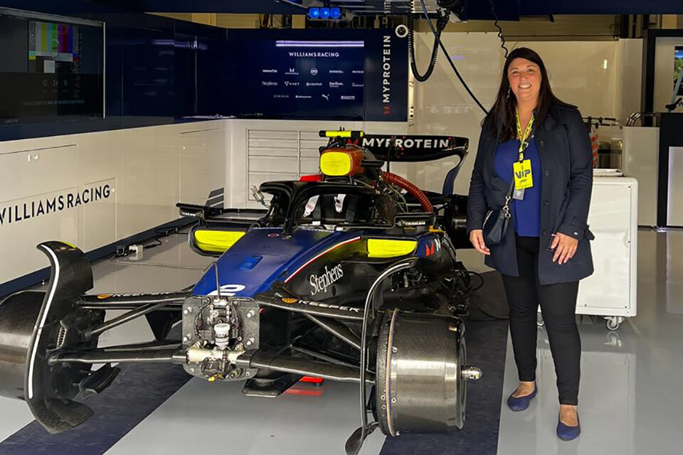 Jesica Salvini en el box de Williams y con el F1 de Colapinto