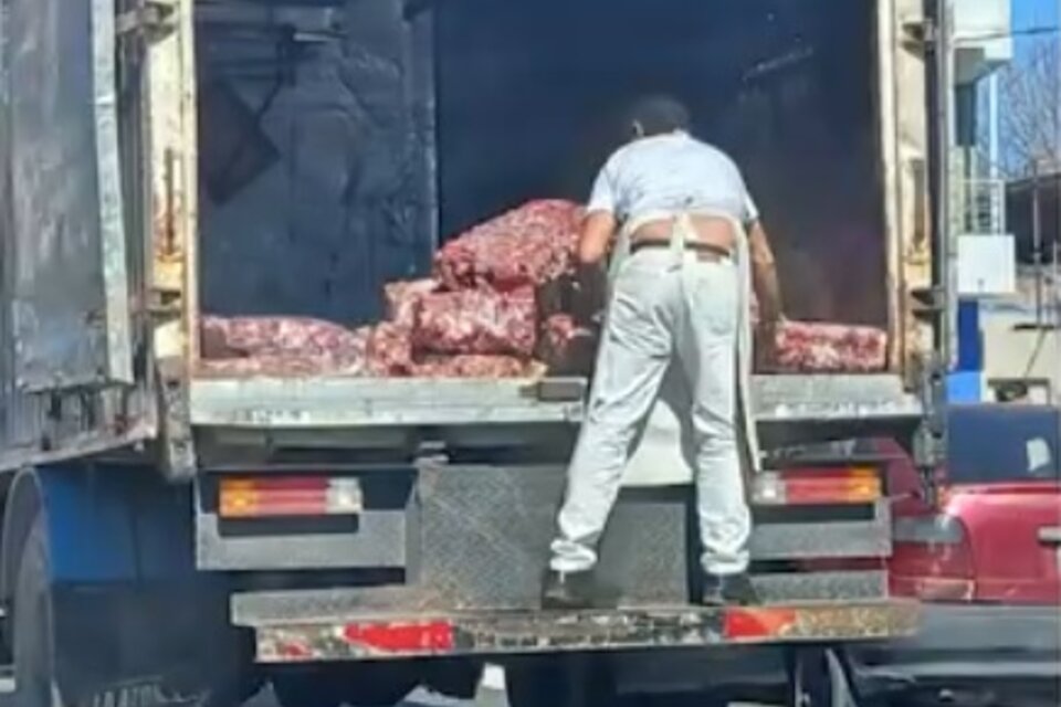 Carne decomisada que supuestamente iba a ser donada al Banco de Alimentos siendo trasladada a comercios de Laferrere. (Fuente: Imagen web)