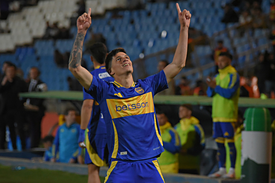 Brian Aguirre festeja el polemiquísimo gol de Boca. (Fuente: Fotobaires)