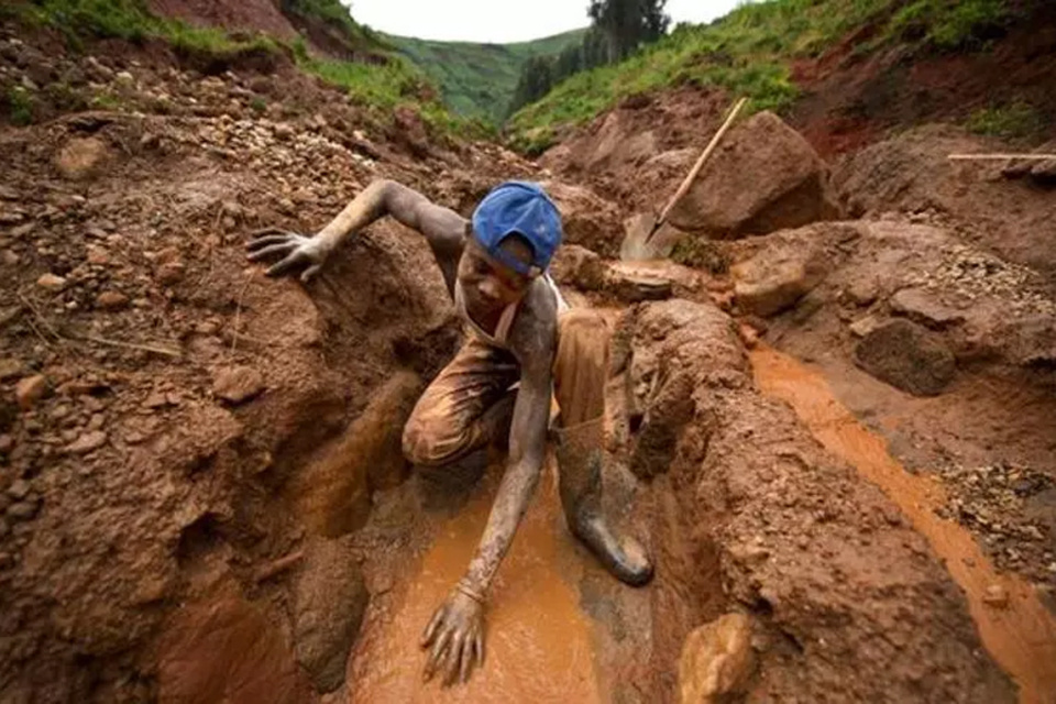 Un niño explotado en una mina en la República Democrática del Congo.  (Fuente: EFE)