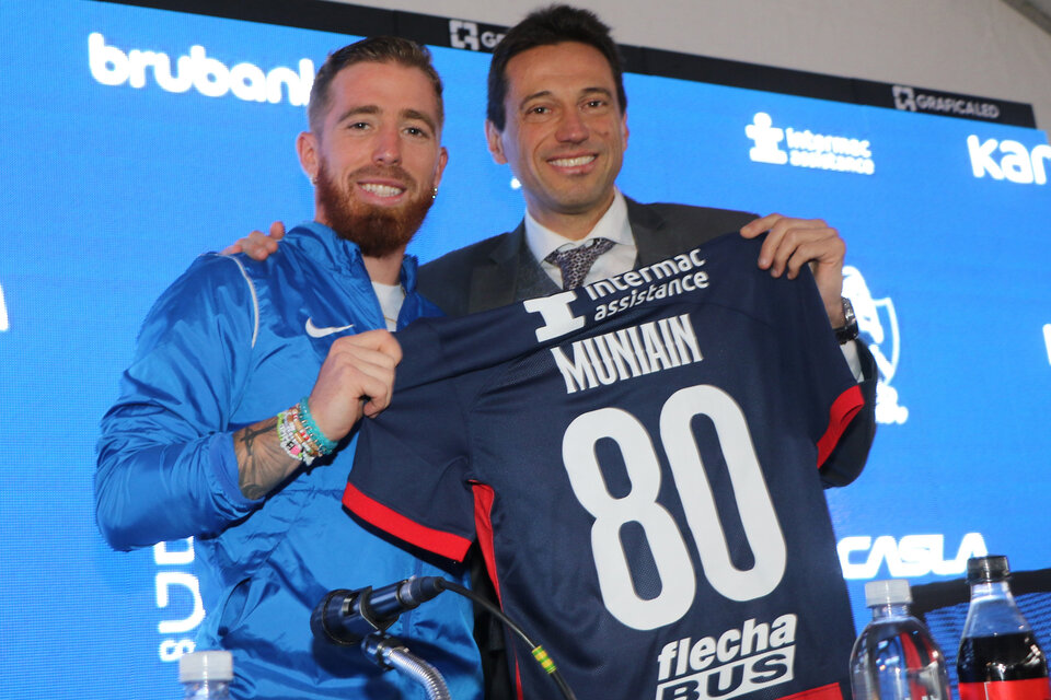 Iker Muniain posa con su nueva camiseta junto al presidente de San Lorenzo. (Fuente: Fotobaires)