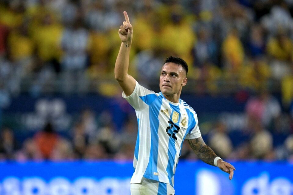 Lautaro Martínez festeja su gol vs Colombia en la final de la Copa América 2024. (Fuente: AFP)