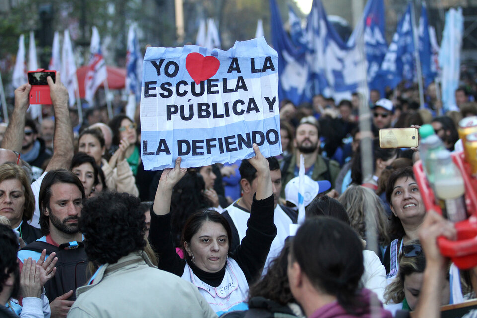 Maestras y maestros bonaerenses siguen peleando por una mejora en sus ingresos en defensa de la escuela pública.  (Fuente: Leandro Teysseire)