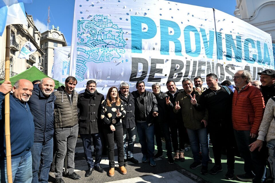 Carlos Bianco (cuarto desde la izq.) junto a dirigentes bonaerenses en la marcha por San Cayetano, en agosto pasado. (Fuente: Archivo)