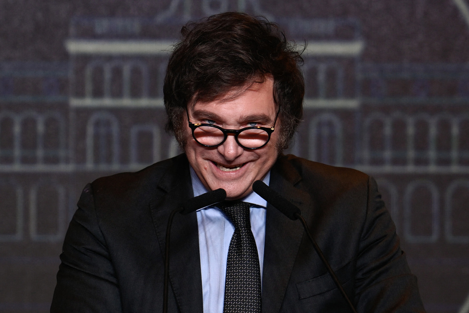 Milei felicitó a los 87 "héroes" que respaldaron su veto a las jubilaciones en Diputados
