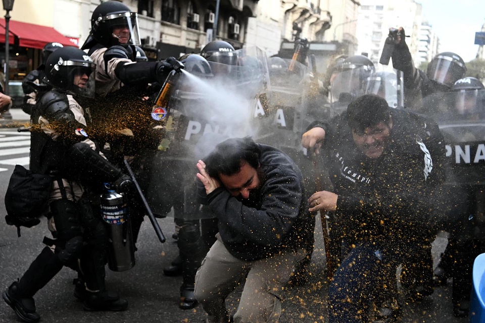 El gas pimienta en la cara de los manifestantes, una postal repetida del "protocolo" de Patricia Bullrich. (Fuente: AFP)