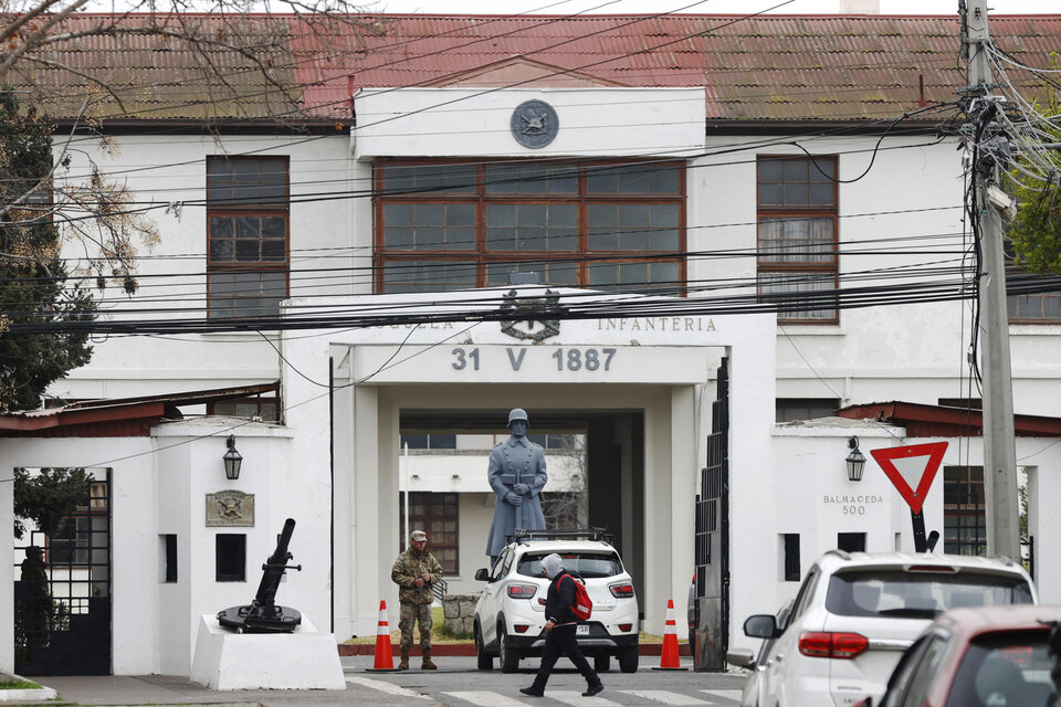 La fachada de la Escuela de Infantería, recinto perteneciente al Ejército de Chile. (Fuente: EFE)