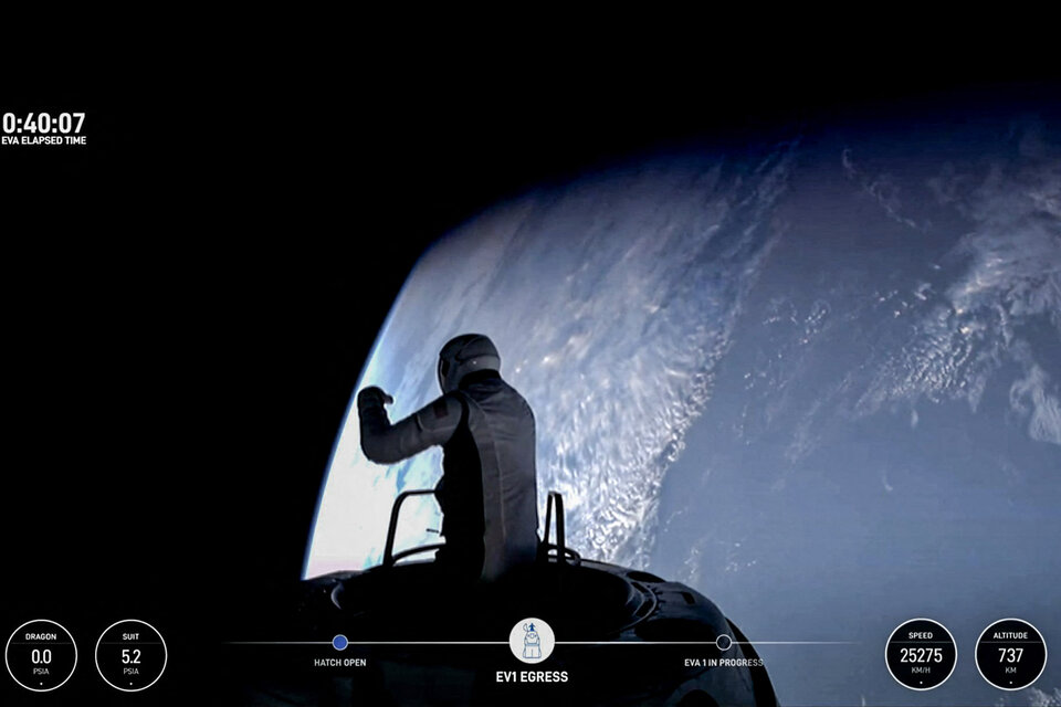 Uno de los tripulantes de la nave de Elon Musk durante su caminata por el espacio. (Fuente: AFP)