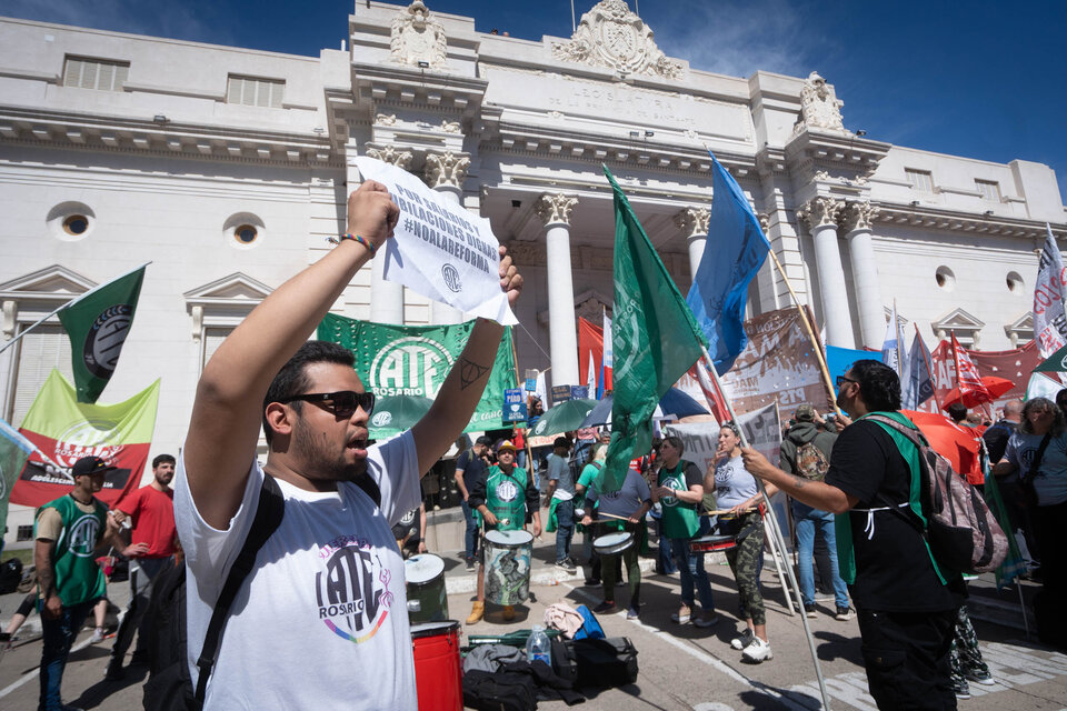 Afuera de la Legislatura los trabajadores protagonizaron otra protesta. (Fuente: Archivo)