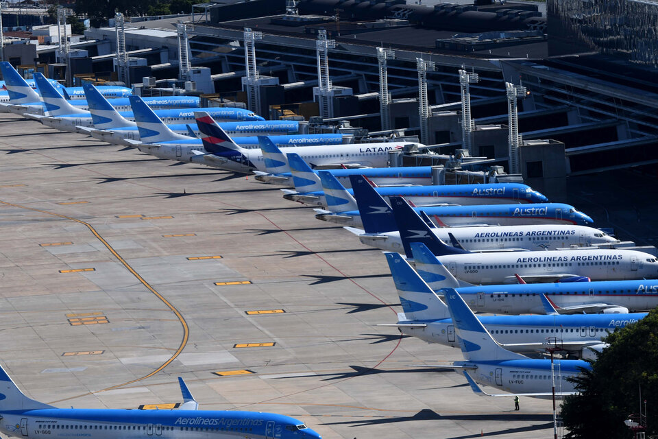 Los aviones de Aerolíneas Argentinas no despegarán hasta hoy al mediodía. (Fuente: Archivo)