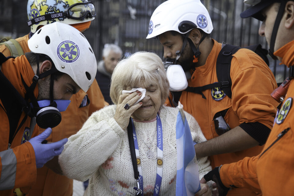 Los socorristas del CEPA asistiendo a una jubilada reprimida. (Fuente: NA)