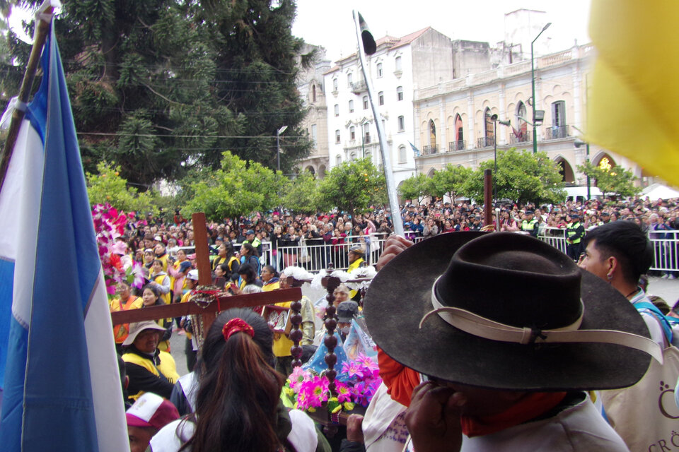 Peregrino de Nazareno con erke, a su arribo a la Catedral de Salta (Fuente: Analía Brizuela)