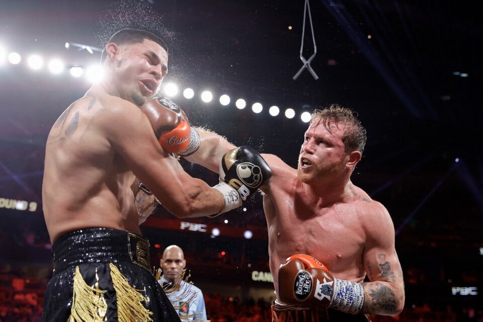 El mexicano Canelo conecta un nítido derechazo ante el boricua Berlanga. Pelea latina en Las Vegas. (Fuente: AFP)