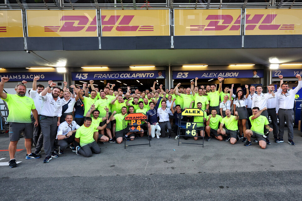 Colapinto y su compañero Albon festejan junto a los mecánicos de Williams en los boxes del equipo en Bakú.