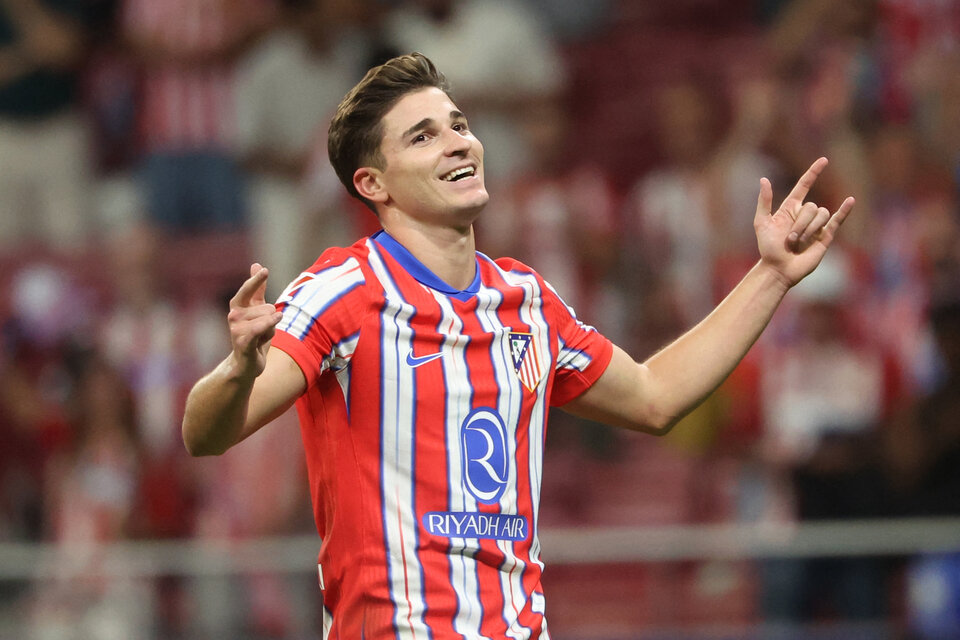 Julián Alvarez festeja su primer gol en el Atlético (Fuente: AFP)