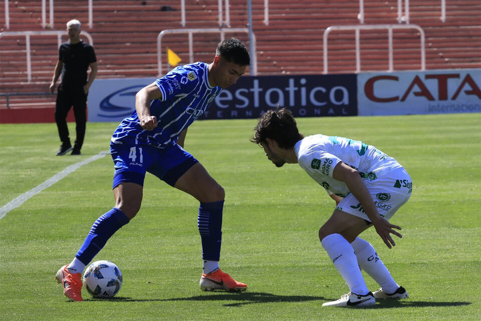 Facundo Altamira, de Godoy Cruz, con la pelota.