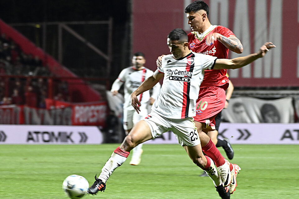 Vélasquez maniobra en la disputa de la pelota (Fuente: Fotobaires)