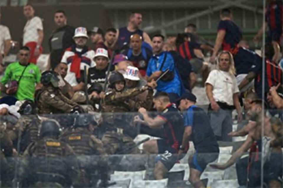 Los hinchas de San Lorenzo fueron reprimidos por la policía brasileña (Fuente: AFP)