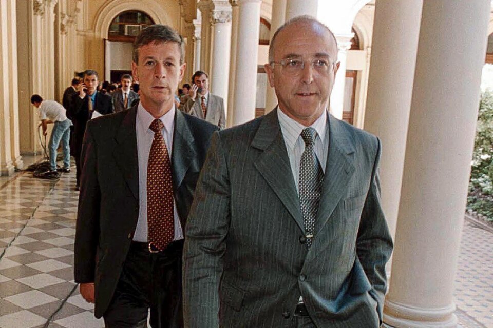 Rubén Santos y Enrique Mathov caminan por Casa Rosada durante el gobierno de De la Rúa. (Fuente: NA)