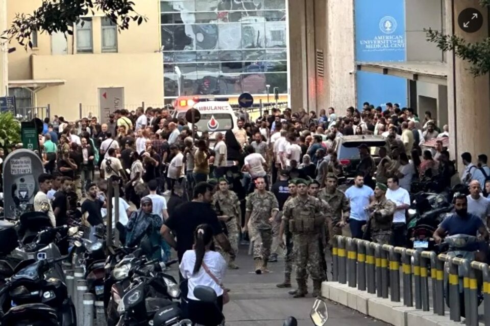 Soldados y familiares a la entrada de un hospital en Beirut este martes. (Fuente: EFE)