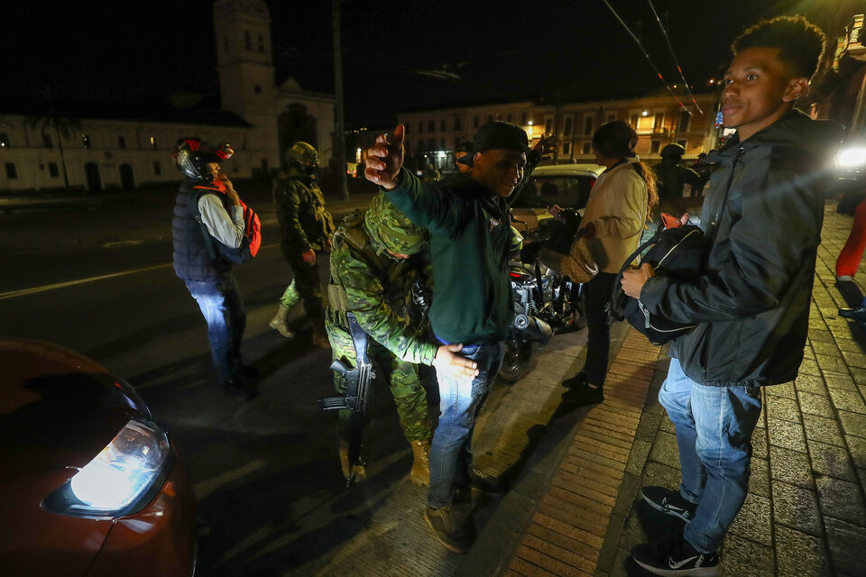 Militares realizan controles en las calles de Quito tras el inicio de apagones por crisis energética. (Fuente: EFE)