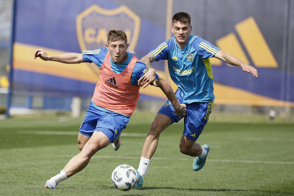 Juan Barinaga y Kevin Zenón, que practicó a la par de sus compañeros, disputan la pelota.