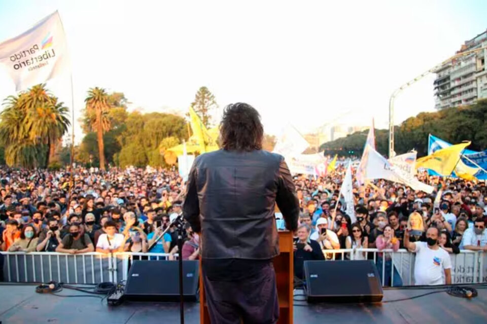 Milei habla a sus seguidores en Parque Lezama, en la campaña de 2021.  (Fuente: Imagen web)